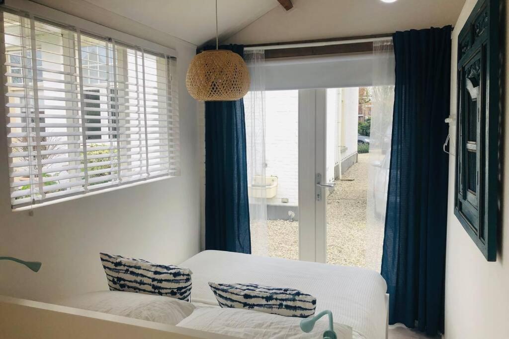Tiny House In Tuin Van De Statige Villa Mariahof Dordrecht Exterior photo