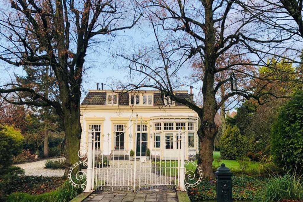 Tiny House In Tuin Van De Statige Villa Mariahof Dordrecht Exterior photo