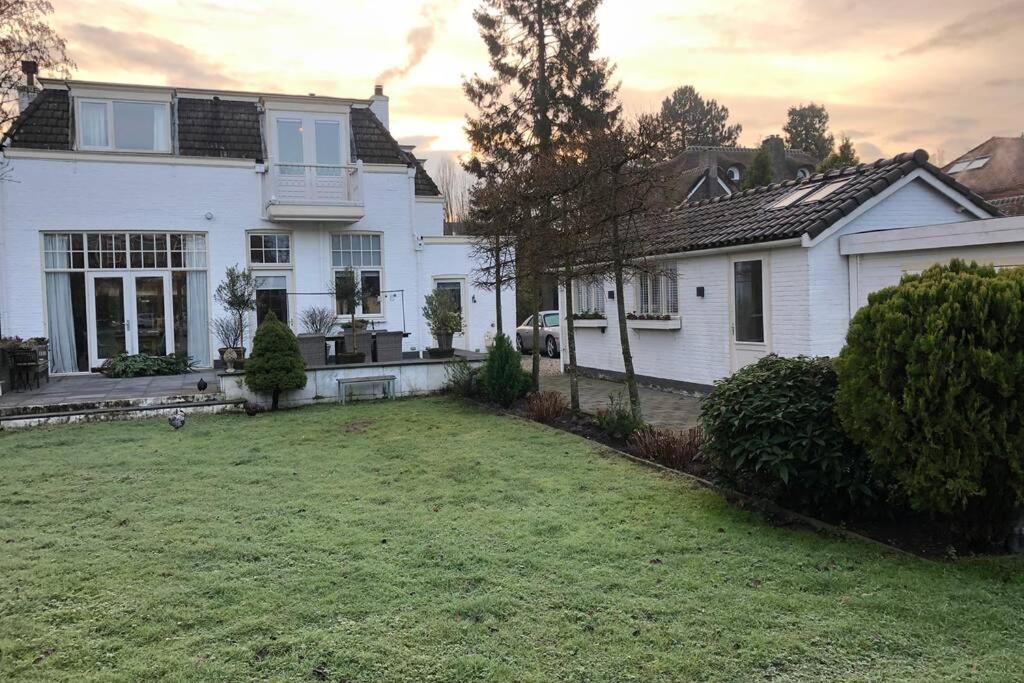 Tiny House In Tuin Van De Statige Villa Mariahof Dordrecht Exterior photo
